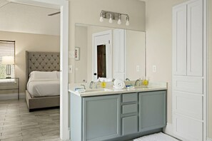 4 bedrooms, desk, WiFi