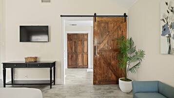 4 makuuhuonetta, työpöytä, Wi-Fi