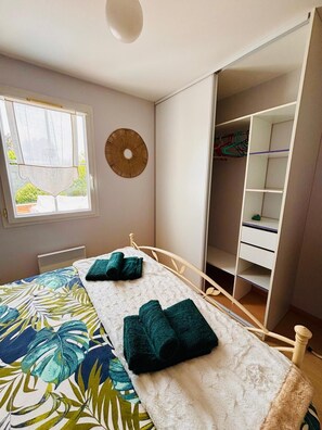 3 chambres, fer et planche à repasser, Wi-Fi, draps fournis