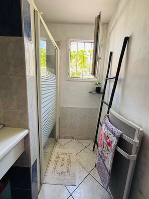 Ducha, secador de pelo, toallas y jabón