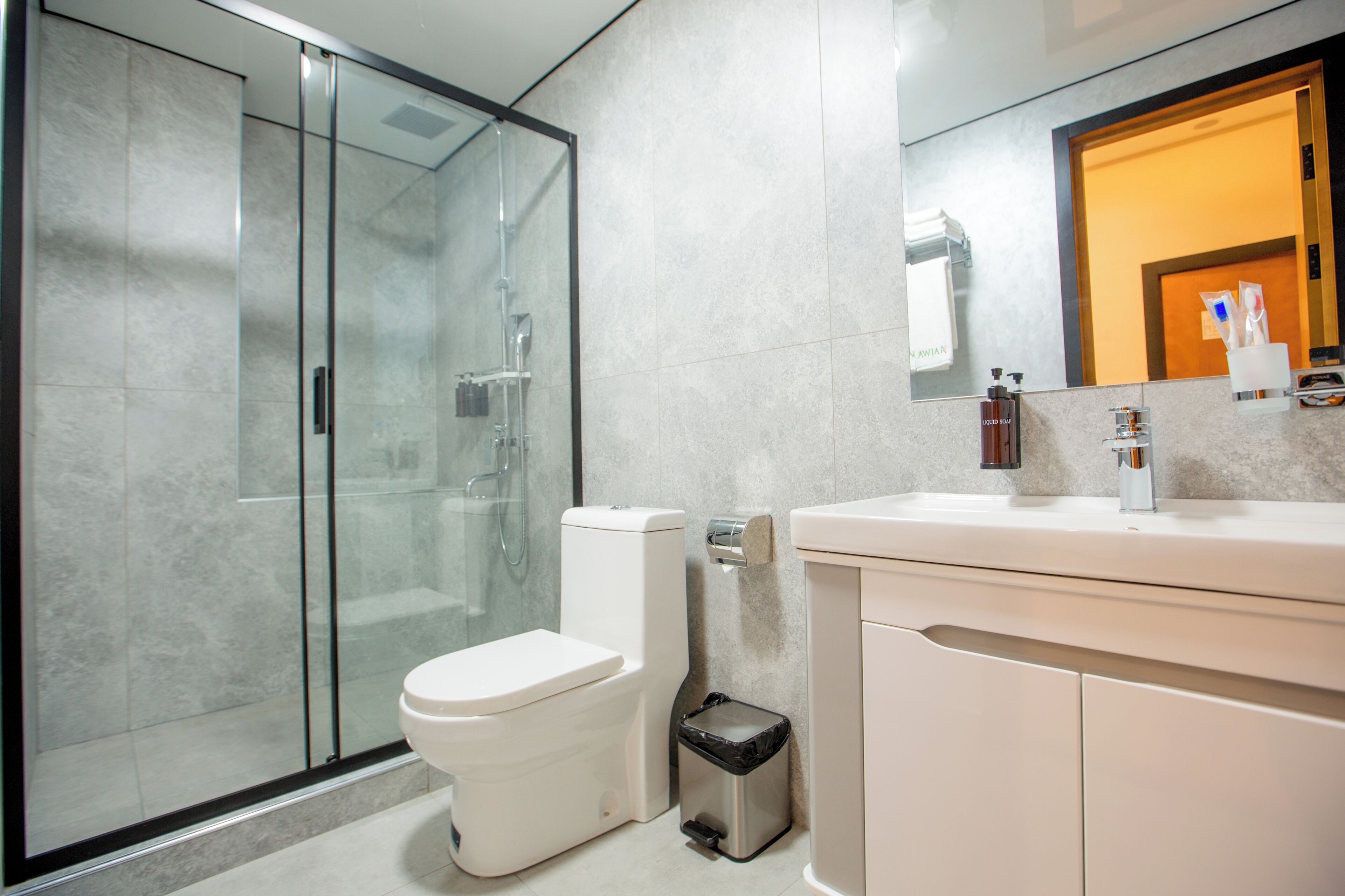 Douche, articles de toilette gratuits, sèche-cheveux, chaussons