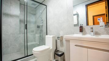 Douche, articles de toilette gratuits, sĂšche-cheveux, chaussons
