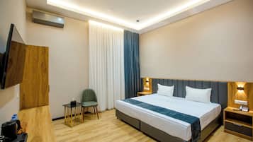 Doppia Standard | Una cassaforte in camera, una scrivania, postazione laptop