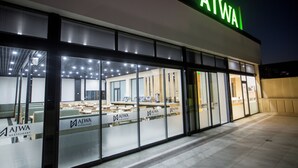 Un restaurante con fachada moderna y amplios ventanales.