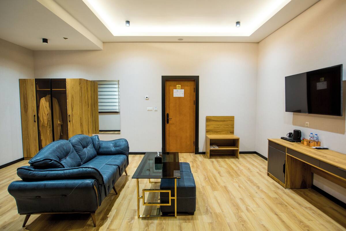 ห้องลักซ์ชัวรี่สวีท, วิวเมือง | เครื่องนอนระดับพรีเมียม, ตู้นิรภัยในห้องพัก, โต๊ะทำงาน