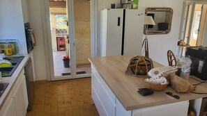 Refrigerador, microondas, horno, placa de cocina