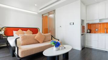 Luxe studio, balkon, uitzicht op stad | Een bureau, verduisterende gordijnen, geluiddichte muren, gratis wifi