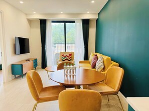 家庭公寓, 露台, 城市景 | 客廳 | 50 吋平面電視連衛星電視頻道