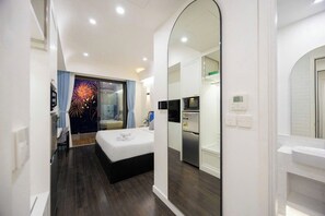 Escritorio, cortinas blackout, sistema de insonorización y wifi gratis 