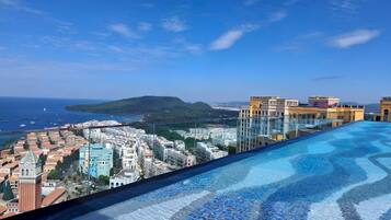 7 outdoor pools