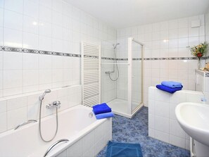 House | Bathroom - Apartment With a View of the Ore Mountains (Oelsnitz/Erzgeb.)