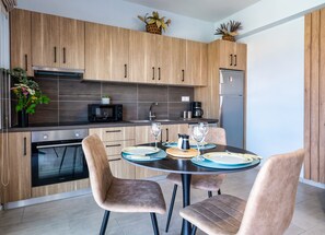 Fridge, microwave, oven, dishwasher - La Mer de Crete Suite private pool & sea view (Agia Pelagia)