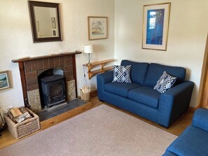 テレビ、暖炉、書庫