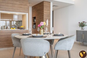 Luxury-Apartment, Stadtblick | Essbereich im Zimmer