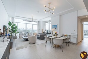 Luxury Apartment, City View | Makan dalam bilik