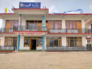 Front of property - Kapoor Resort Kaza by Mountain Bee (Kaza)