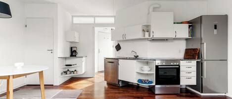 Frigorifero, forno, piano cottura, lavastoviglie