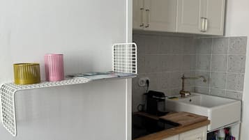 Een koelkast, een magnetron, een oven, een kookplaat