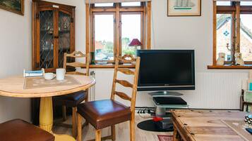 Classic House, 1 Bedroom | Dining