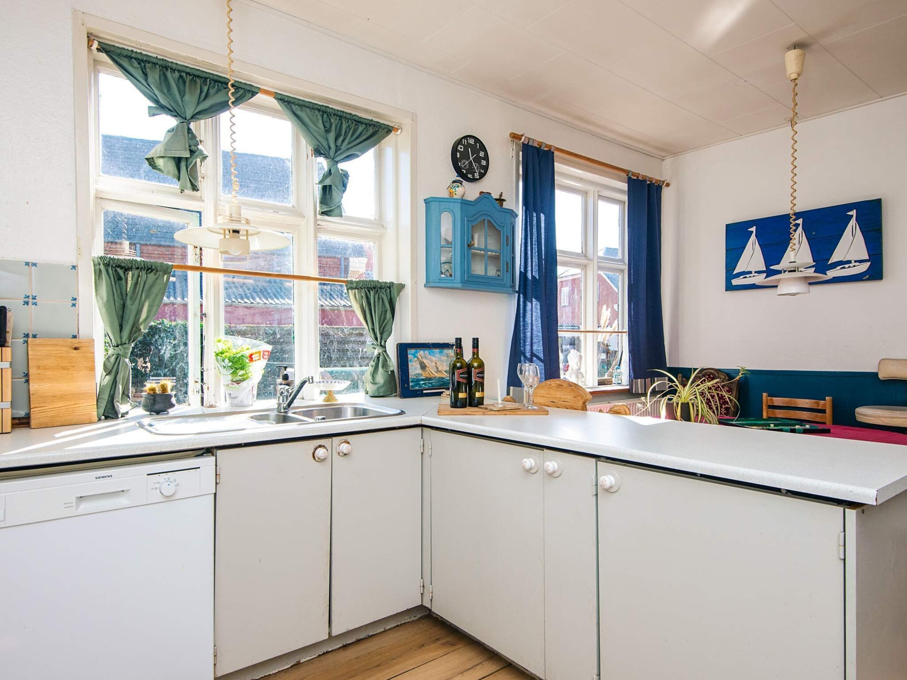 Kylskåp, mikrovågsugn och kaffe- och tebryggare