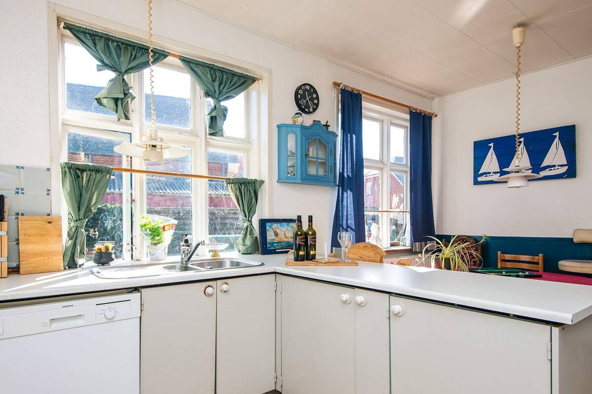 Kylskåp, mikrovågsugn och kaffe- och tebryggare