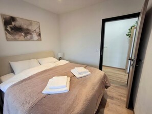 1 dormitorio, tabla de planchar con plancha, cuna de viaje y wifi