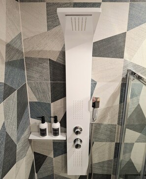 Dusch, hårtork, handdukar och tvål