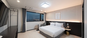 Gunsan Hound Hotel
