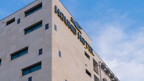 Um edifício com uma placa que diz "Hound Hotel".