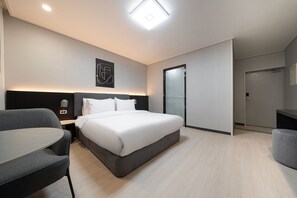 A modern hotel room with a large bed, a desk, and a chair. - Gunsan Hound Hotel (Gunsan)