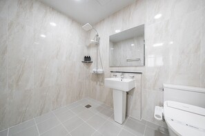 Amenidades de baño gratuitas, secadora de cabello, batas, pantuflas 