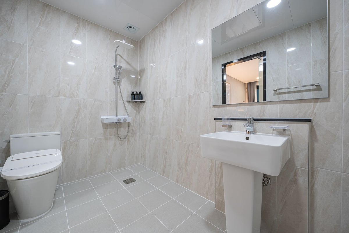 Set di cortesia gratuito, asciugacapelli, accappatoio, pantofole