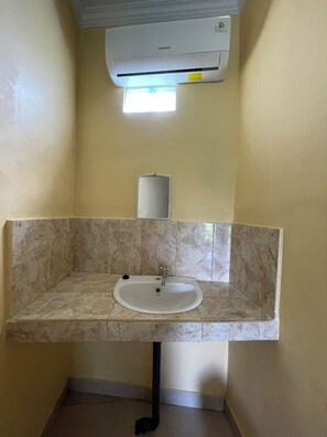 Een douche, een bidet, handdoeken, zeep