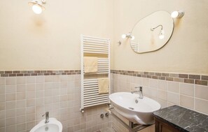 Douche, sèche-cheveux, bidet