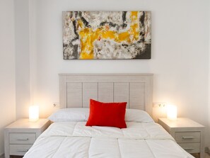 2 bedrooms, desk, Internet