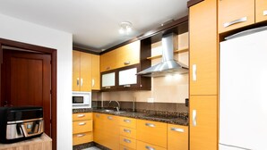 Fridge, microwave, dishwasher, cookware/dishes/utensils