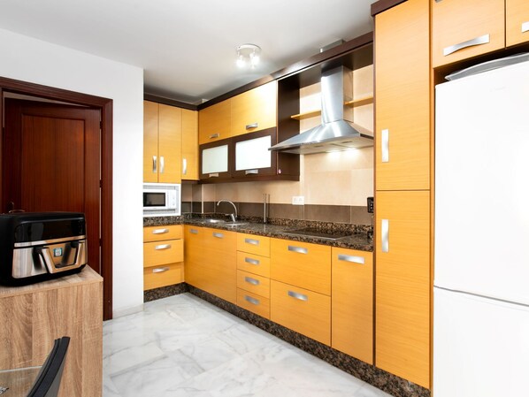 Fridge, microwave, dishwasher, cookware/dishes/utensils - Edificio Ulia by Interhome (Rincón de la Victoria)