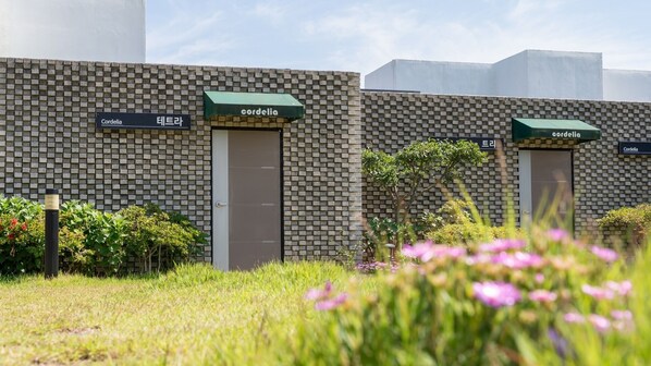 A building with a brick facade and signage for 'Cordelia' and '트리' (Tree). - Buan Cordelia Pool Villa Pension (Buan)