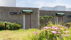 Un edificio con fachada de ladrillo y letreros que dicen 'Cordelia' y '트리' (Tree).