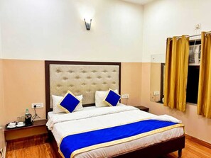 Deluxe Double Room, Balcony | In-room safe, iron/ironing board, free WiFi - Hotel Taj Royal (Agra)