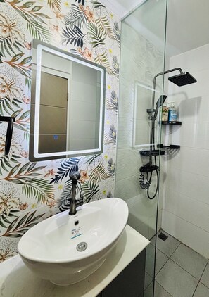 Douche, serviettes fournies