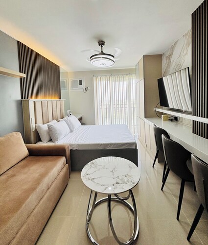 Chambre condo moderne avec vue sur la ville