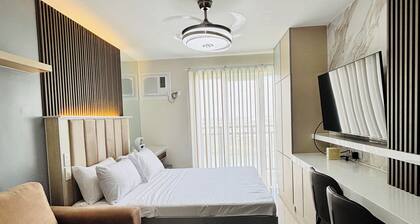 Chambre condo moderne avec vue sur la ville