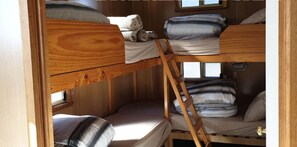 2 makuuhuonetta, silitysrauta/-lauta, ilmainen Wi-Fi, vuodevaatteet