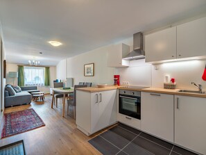 Kylskåp, ugn och grytor/köksredskap