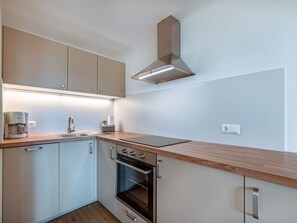 Fridge, dishwasher, cookware/dishes/utensils