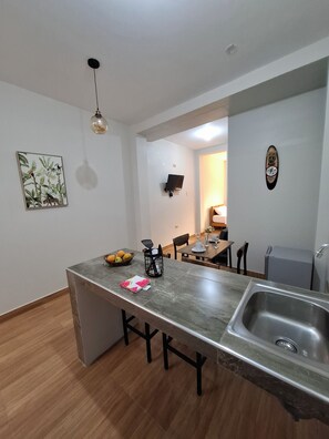 1 habitación, tabla de planchar con plancha, wifi y ropa de cama 