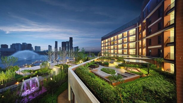 A modern hotel with a rooftop garden, a view of the city skyline, and a water feature. - Q-Box Hotel Hangzhou Bay Ningbo (Ningbo)