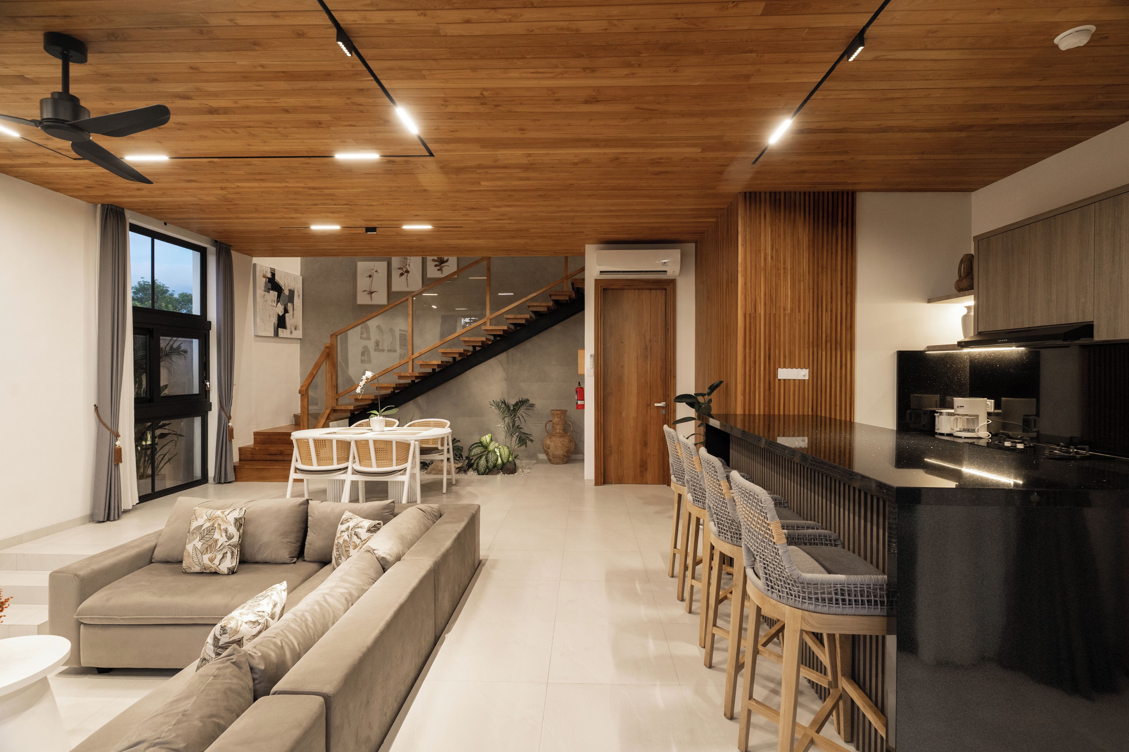 Villa Deluxe, balcón, vistas a la piscina | Zona de estar | Smart TV de 32 pulgadas con canales digitales