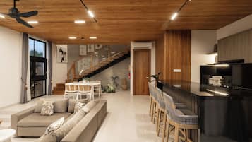 Villa Deluxe, balcón, vistas a la piscina | Zona de estar | Smart TV de 32 pulgadas con canales digitales